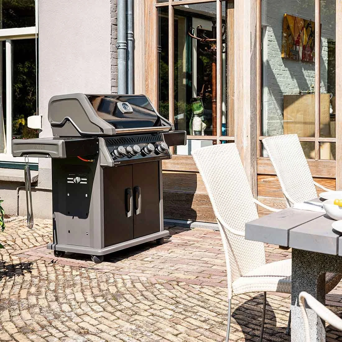 Napoleon Rogue XT 525 Mit SIZZLE ZONE Schwarz 4 Napoleon Rogue XT 525 Mit SIZZLE ZONE Schwarz – Bild 2